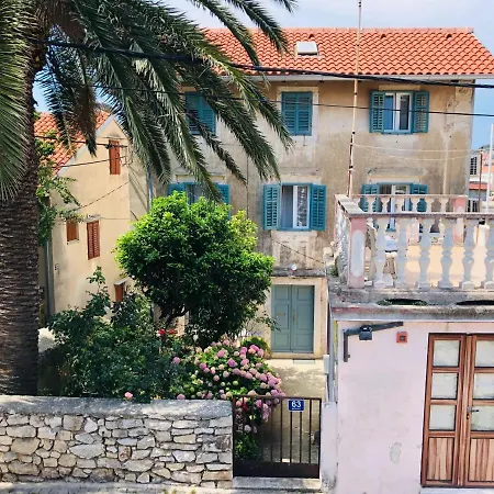 Δωμάτια σε οικογενειακή κατοικία Nona Beta *